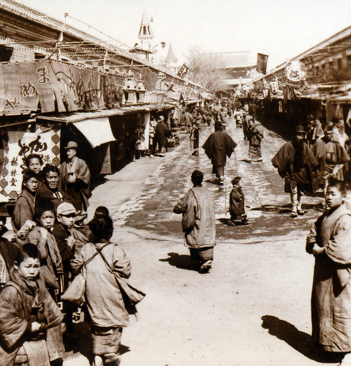 टोक्यो, जापान के असाकुसा जिले में स्ट्रीट सीन, c.1900 (एल्बम फोटो) द्वारा जापानी फोटोग्राफर