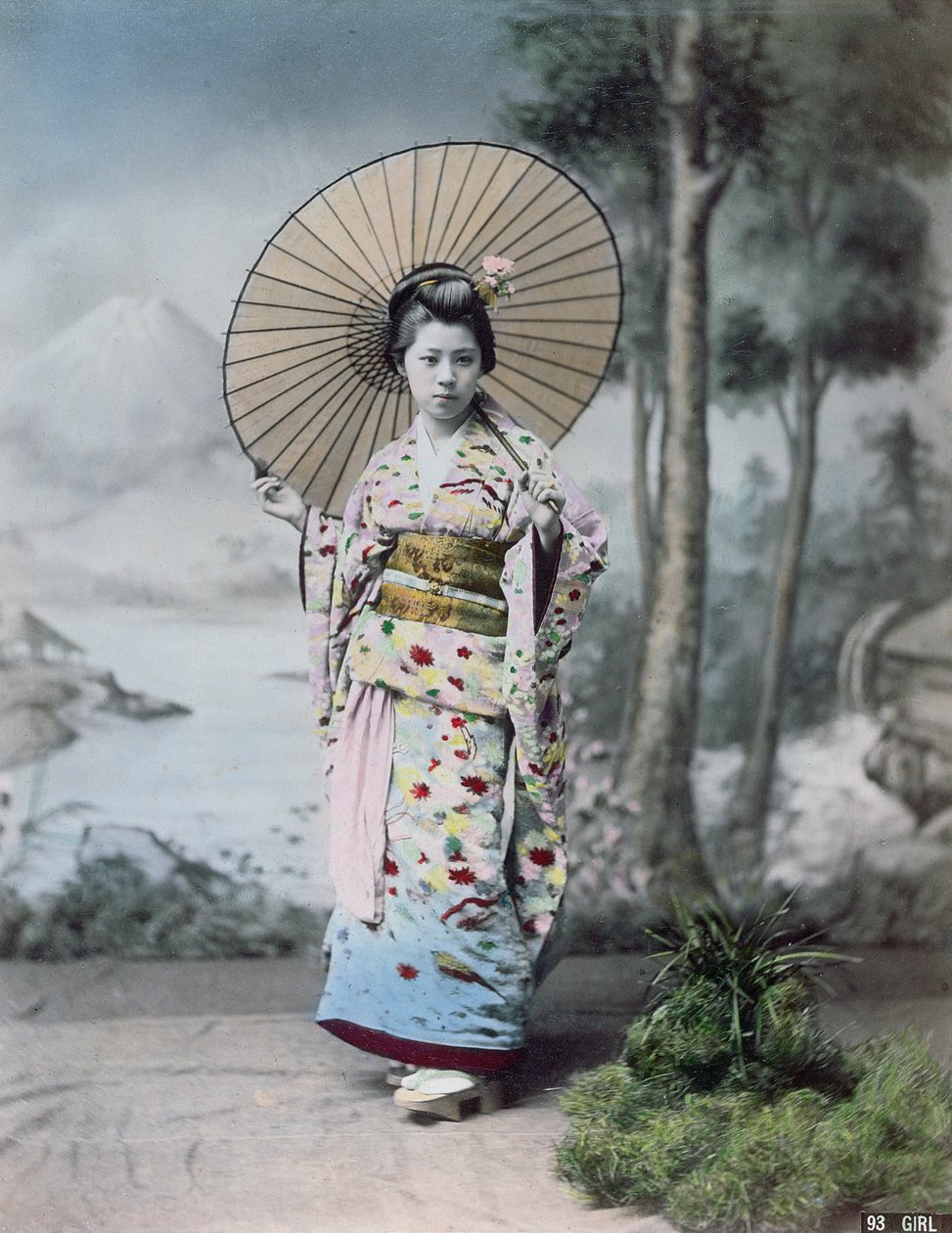 किमोनो में एक युवा जापानी लड़की और एक छत्र के साथ, पृष्ठभूमि में Mt.Fuji, c.1900 (रंगीन फोटो) द्वारा जापानी फोटोग्राफर