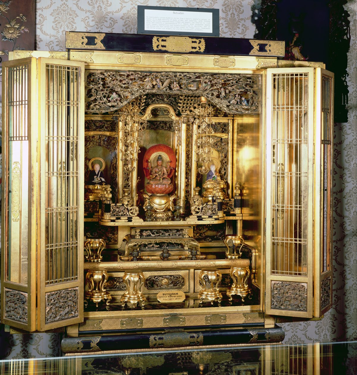 क्योटो में एक डामियो के महल से बटसुदन मंदिर में एक मंदिर का प्रतिनिधित्व है जिसमें स्नातक किए गए शिवालय की छत (सोने की लकड़ी) है द्वारा जापानी स्कूल