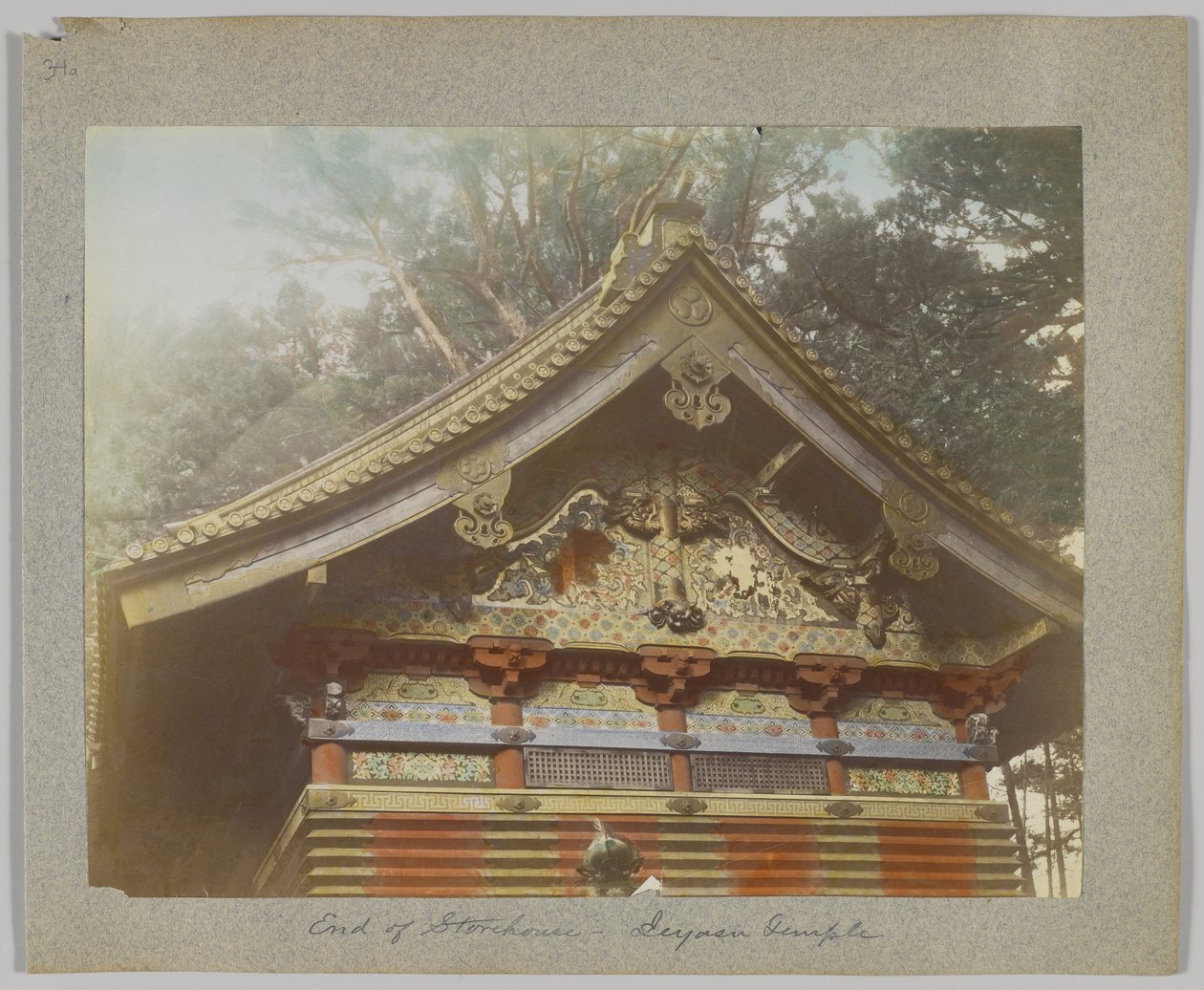 Toshō-gū, Nikko, Japan में एक स्टोरहाउस (हाथ से रंगीन b/w फोटो) द्वारा जापानी फोटोग्राफर