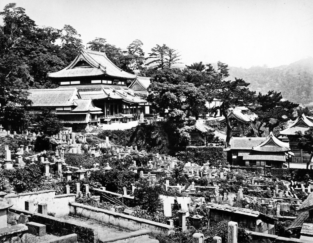 चिकुगो-माची, नागासाकी में होरेनजी मंदिर का कब्रिस्तान, c.1860-80 द्वारा जापानी फोटोग्राफर
