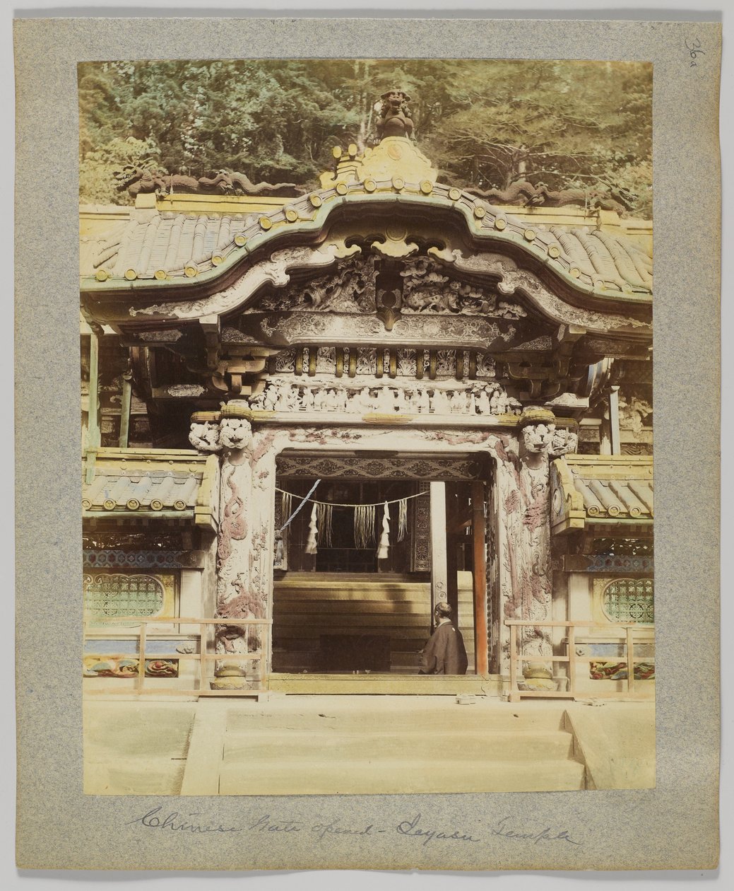 चाइनीज गेट, तोशो-गो, निक्को, जापान (हाथ से रंगा हुआ b/w फोटो) द्वारा जापानी फोटोग्राफर