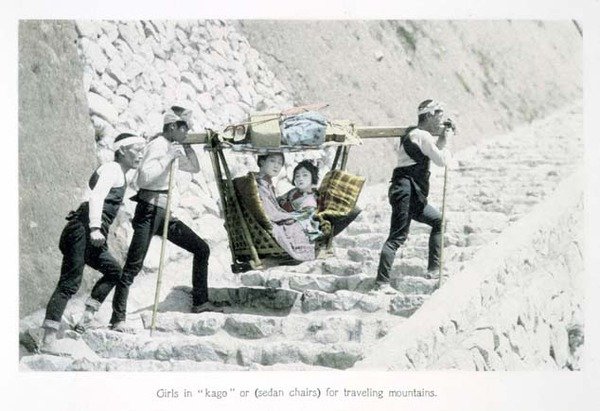 पहाड़ों की यात्रा के लिए 'कागो' या सेडान कुर्सियों में लड़कियां, c.1880 (कार्ड पर हाथ से रंगीन एल्बमेन प्रिंट) द्वारा जापानी फोटोग्राफर
