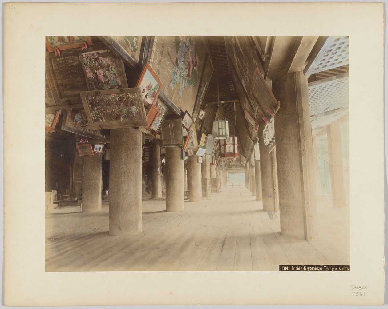 Kiyomidzu मंदिर के अंदर, क्योटो, जापान (हाथ से रंगीन b/w फोटो) द्वारा जापानी फोटोग्राफर