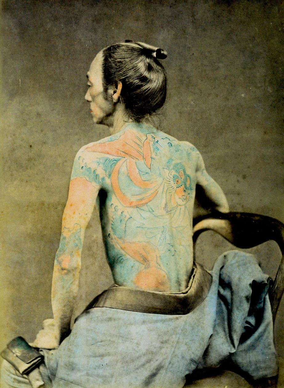 पारंपरिक हिस्पान्ज़ुमी टैटू वाले जापानी आदमी, c.1890 (हाथ के रंगीन एल्बम फोटो) द्वारा जापानी फोटोग्राफर