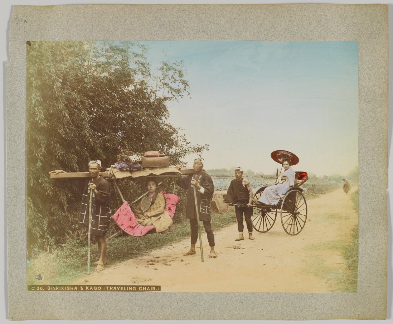 जिनरिकिशा और कागो, ट्रैवलिंग चेयर, जापान (हाथ के रंग का b/w फोटो) द्वारा जापानी फोटोग्राफर