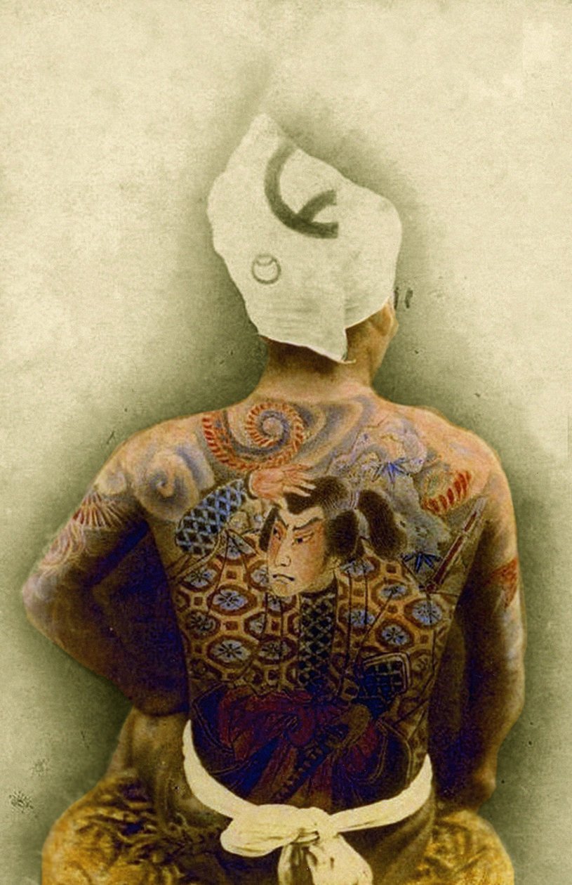 मैन विथ ट्रेडिशनल जापानी इटैलिक ज़ूमी टैटू, c.1880 (हाथ के रंगीन एल्बम फोटो) द्वारा जापानी फोटोग्राफर