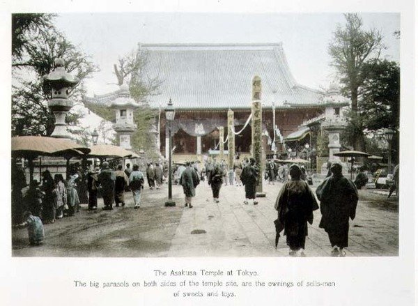 टोक्यो में असाकुसा मंदिर, c.1880 (कार्ड पर हाथ के रंग का एल्बमेन प्रिंट) द्वारा जापानी फोटोग्राफर