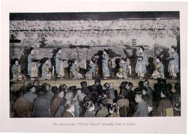 प्रसिद्ध 'चेरी डांस' क्योटो में प्रतिवर्ष आयोजित किया जाता है, c.1880 द्वारा जापानी फोटोग्राफर