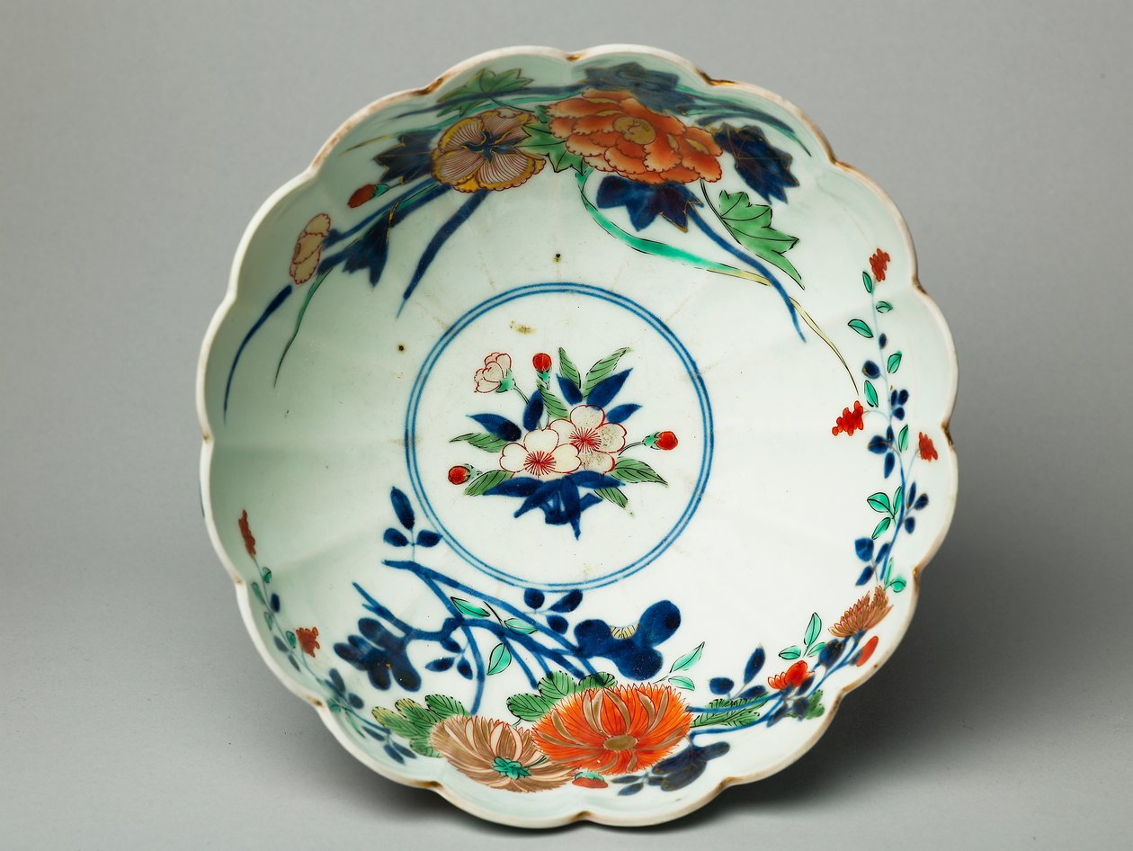 झुके हुए किनारों और एक स्कैलप्ड रिम, को-इमरती वेयर, c.1770-20 के साथ बाउल (नीली अंडरग्लैज और ओवरग्लाज तामचीनी के साथ मिट्टी के बरतन) (117721 भी देखें) द्वारा जापानी स्कूल