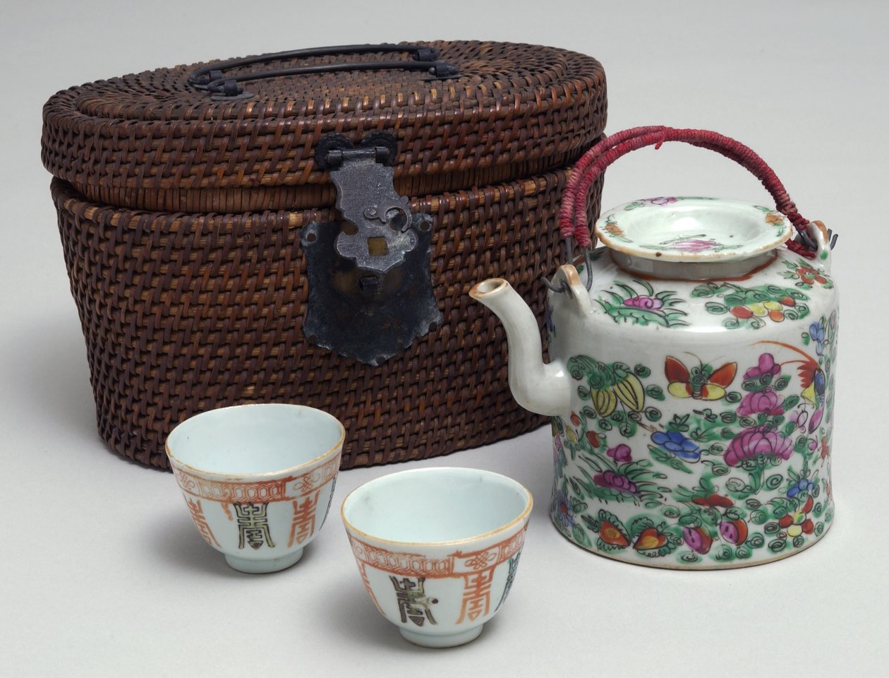 विकर ले जाने के मामले में जापानी चाय सेट, c.1850 (चीनी मिट्टी के बरतन) द्वारा जापानी स्कूल