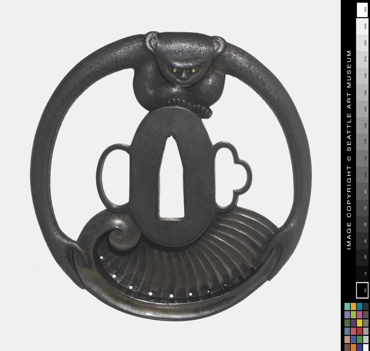 Tsuba: बंदर होल्डिंग शैल द्वारा जापानी स्कूल
