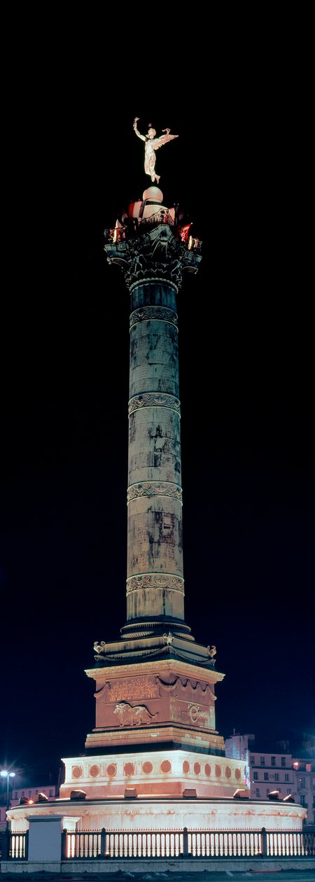 पेरिस में प्लेस डे ला बैस्टिल पर जुलाई के कॉलम का दृश्य। द्वारा जीन एंटोनी अलावोईन