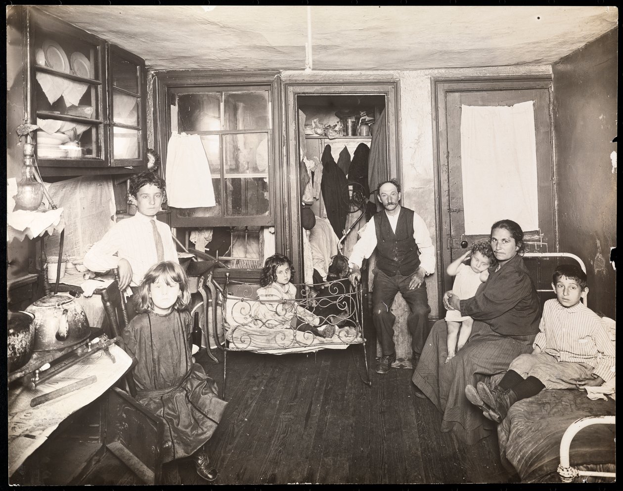 Tenement house के कमरे में परिवार, c.1910 (जिलेटिन सिल्वर प्रिंट) द्वारा जेसी टार्बो बील्स