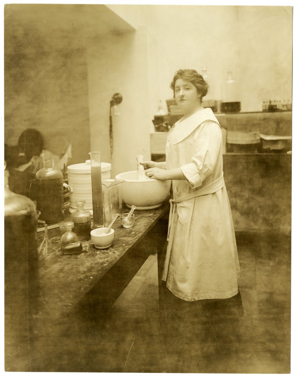 ऐनी एन हैविलैंड, परफ्यूमियर, c.1915-28 (जिलेटिन सिल्वर फोटो) द्वारा जेसी टार्बो बील्स