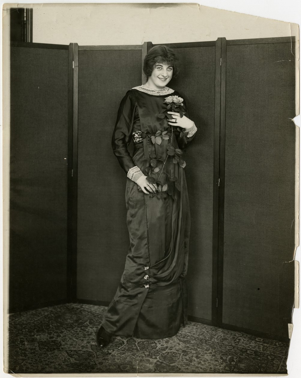 ड्रेस, ड्रेप्ड, गिम्बल्स, c.1905-18 (जिलेटिन सिल्वर फोटो) द्वारा जेसी टार्बो बील्स