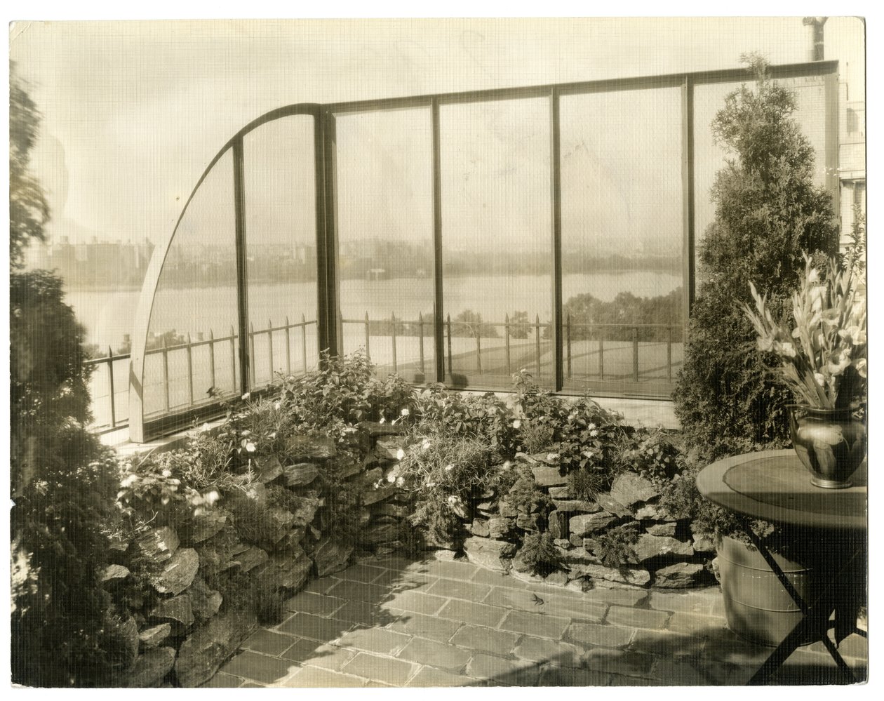 श्रीमती रेजिना जैस का बगीचा, c.1936-37 (जिलेटिन सिल्वर फोटो) द्वारा जेसी टार्बो बील्स
