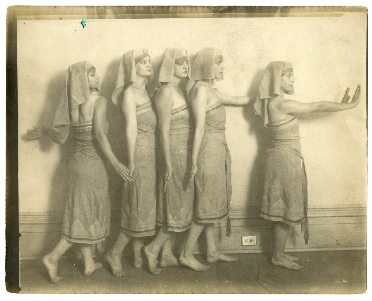 लिबरल क्लब, न्यूयॉर्क, यूएसए में एक गांव के लिए तैयार हो रहा है, c.1905-40 द्वारा जेसी टार्बो बील्स