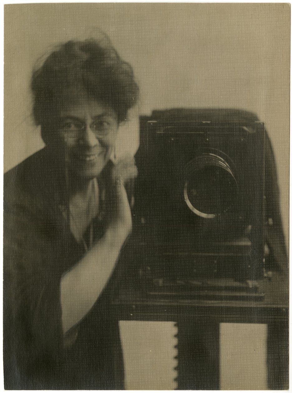 जेसी टैरबॉक्स बील्स, कैमरा के साथ सेल्फ-पोर्ट्रेट, c.1918-20 (जिलेटिन सिल्वर फोटो) द्वारा जेसी टार्बो बील्स