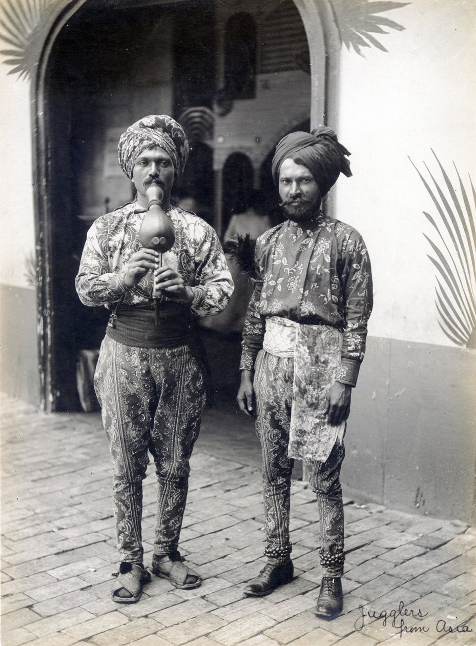 एशिया के बाजीगर। (1904 के विश्व मेले में पाइक के मिस्टीरियस एशिया सेक्शन के कलाकार) द्वारा जेसी टार्बो बील्स