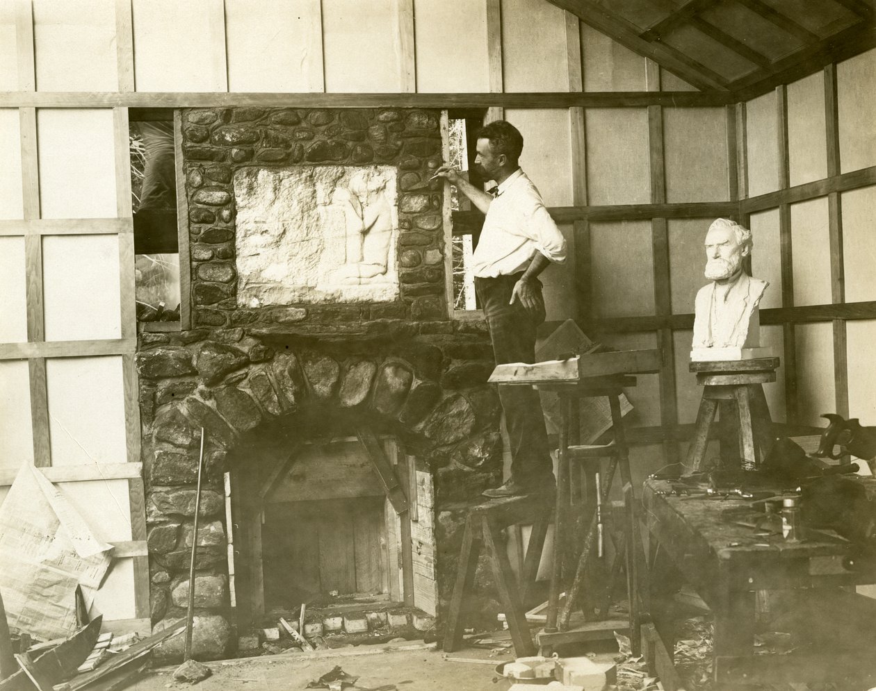 कार्ल बिटर (मूर्तिकार) अपनी चिमनी खुद बना रहे हैं, c.1905-15 (जिलेटिन सिल्वर फोटो) द्वारा जेसी टार्बो बील्स