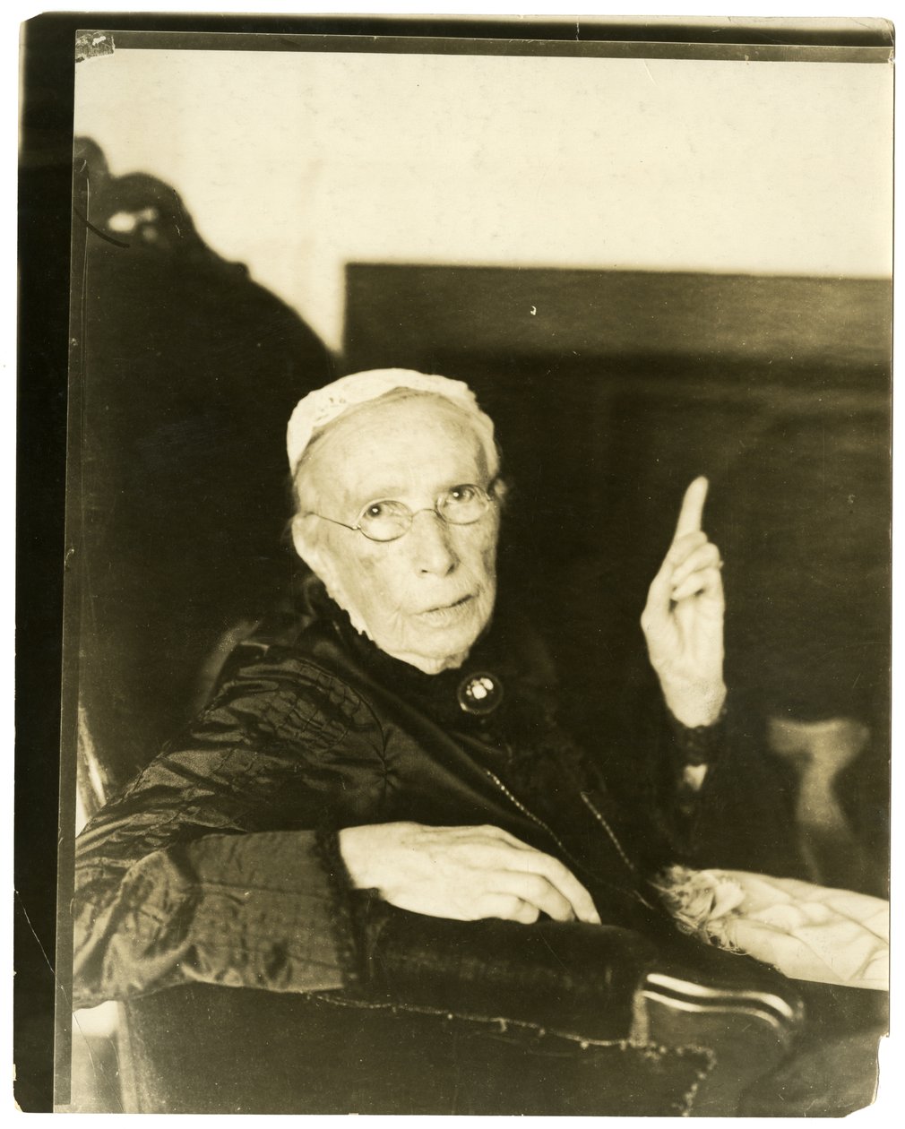श्रीमती मैरी मूर, ब्रुकलाइन, मास 91 साल पुराना रेकिटिंग गाथागीत, c.1905-27 (जिलेटिन सिल्वर फोटो) द्वारा जेसी टार्बो बील्स