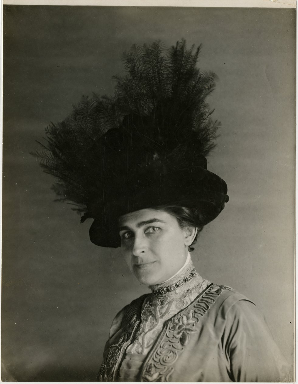 पंख वाली टोपी का क्लोज अप, c.1905-18 (जिलेटिन सिल्वर फोटो) द्वारा जेसी टार्बो बील्स