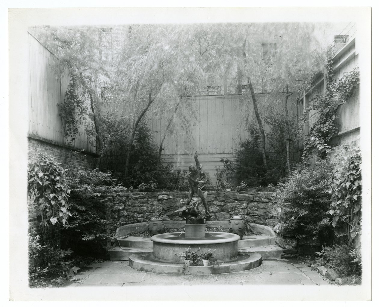 उद्यान फव्वारा, c.1905-40 (जिलेटिन सिल्वर फोटो) द्वारा जेसी टार्बो बील्स