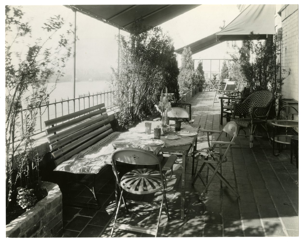 आंगन की ओर मुख वाली नदी, c.1936-37 (जिलेटिन सिल्वर फोटो) द्वारा जेसी टार्बो बील्स