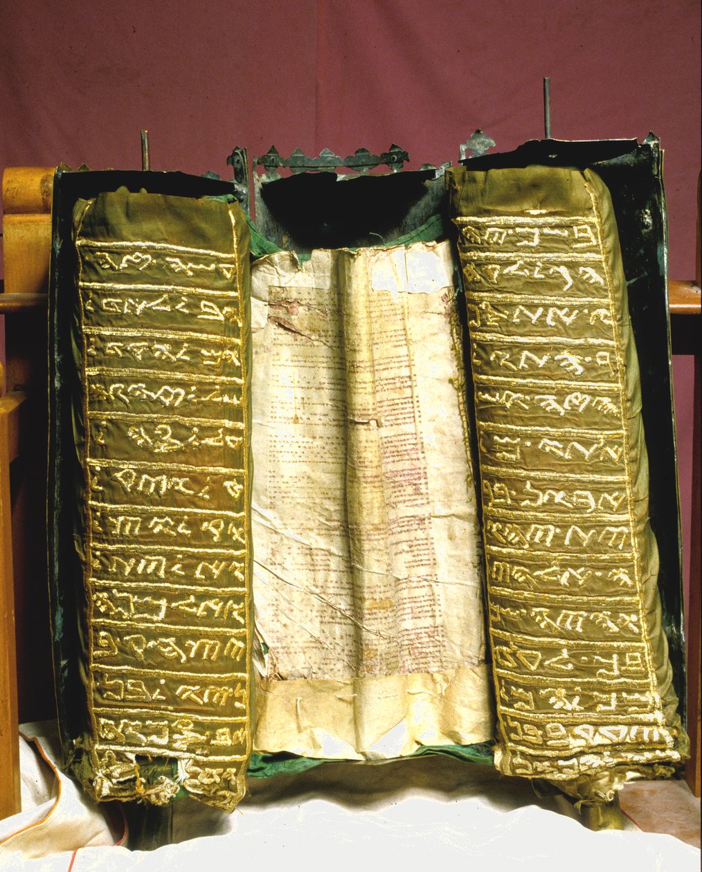 Samaritan Pentateuch अपने विशेष रूप से सजाए गए चांदी के आवास में स्क्रॉल करता है द्वारा यहूदी स्कूल