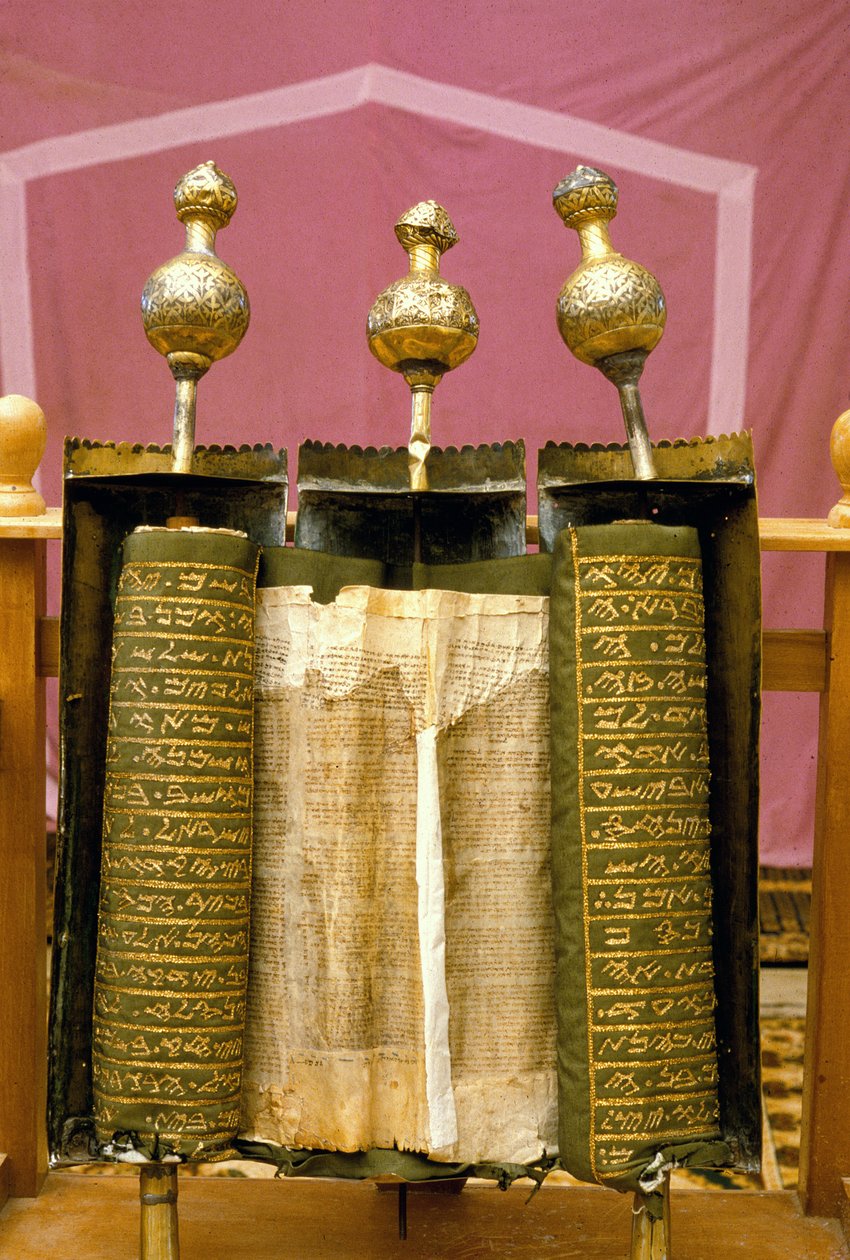 Samaritan Pentateuch अपने विशेष रूप से सजाए गए चांदी के आवास में स्क्रॉल करता है द्वारा यहूदी स्कूल