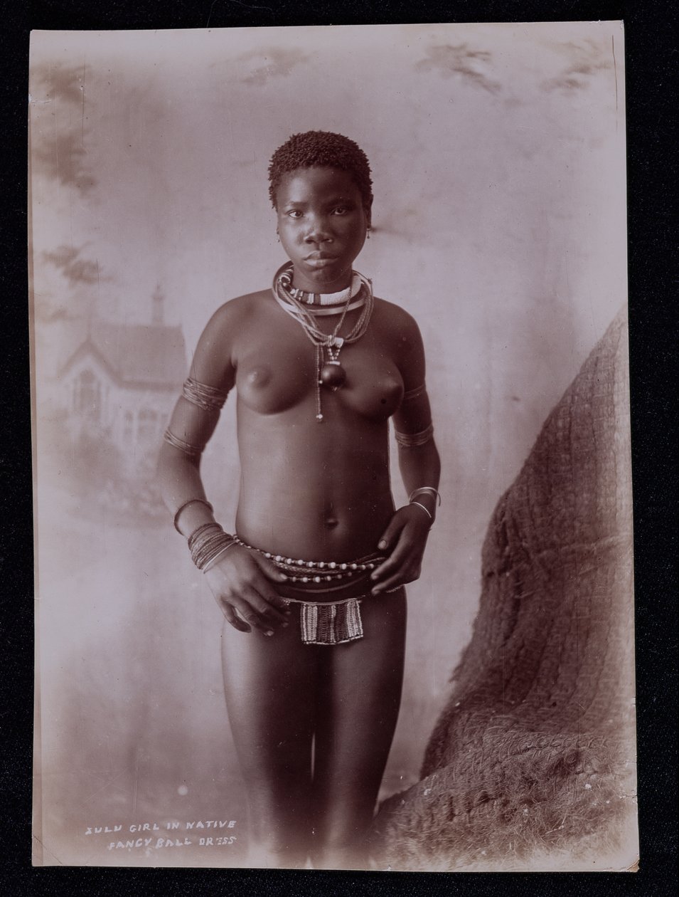 देशी फैंसी बॉल ड्रेस में ज़ुलु गर्ल, c.1895 द्वारा जो बार्नेट