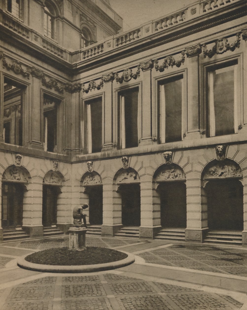 थ्रोगमॉर्टन स्ट्रीट में ड्रेपर्स हॉल का प्रांगण, c1935। द्वारा जोएल