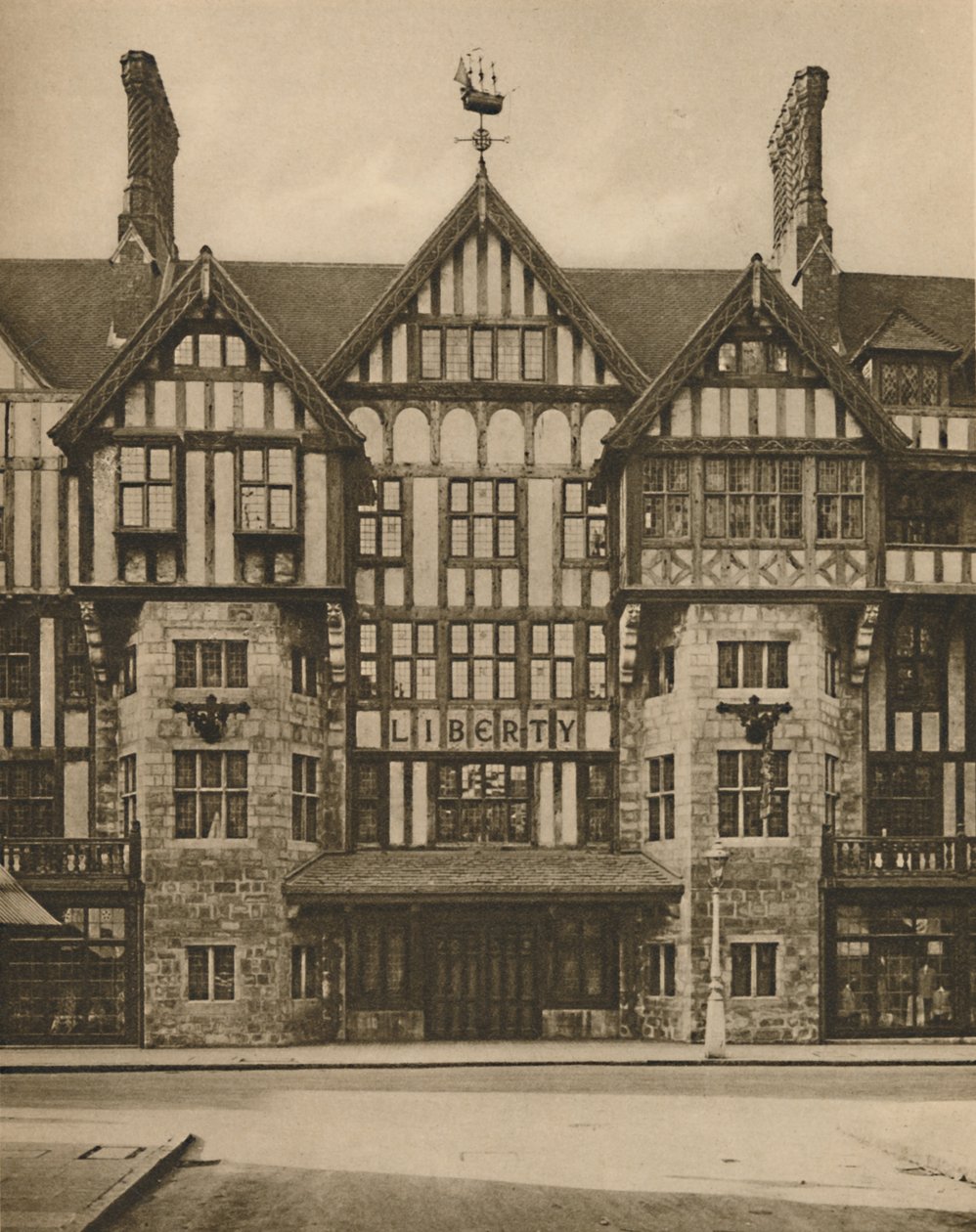 ग्रेट मार्लबोरो स्ट्रीट में लिबर्टी ट्यूडर बिल्डिंग का हिस्सा, c1935। द्वारा जोएल