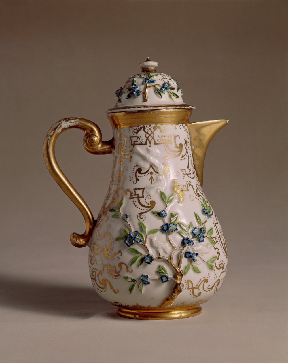 कॉफी पॉट, लागू राहत के साथ सजाया गया, मीसेन, c.1710 चीनी मिट्टी के बरतन द्वारा जोहान फ्रेडरिक बॉटलर