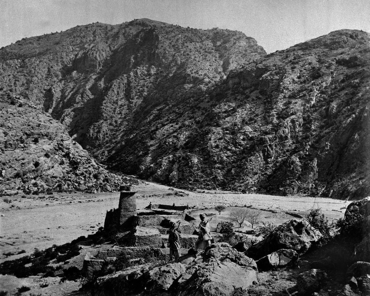 1878-79 के अग्रभूमि में सशस्त्र पुरुषों के साथ एक किला द्वारा जॉन बर्क