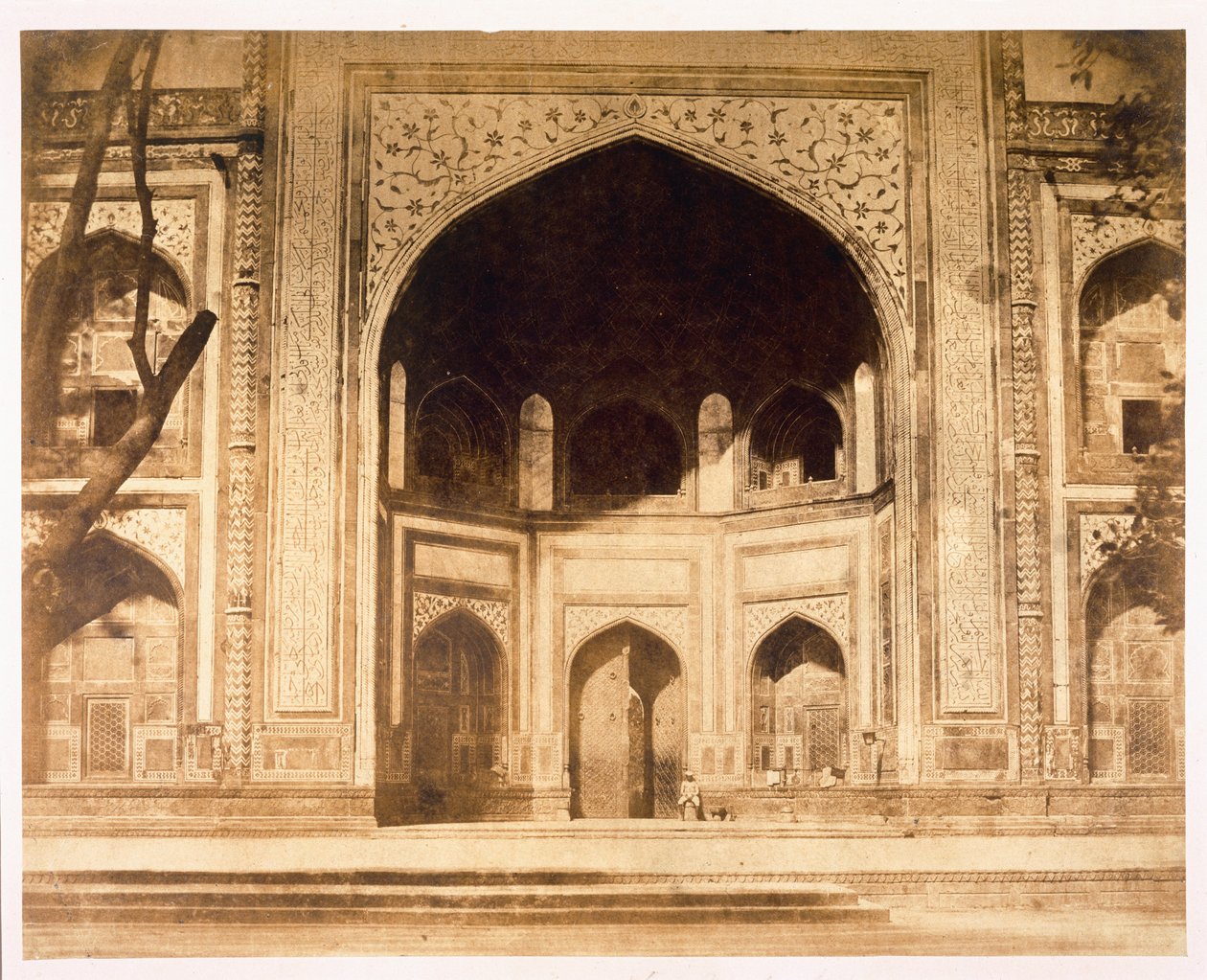 ताजमहल के बाहर, संभवतः 1858 में &39;फोटोग्राफिक व्यूज़ इन आगरा एंड इट्स वेनिटी&39;, द्वारा जॉन मरे