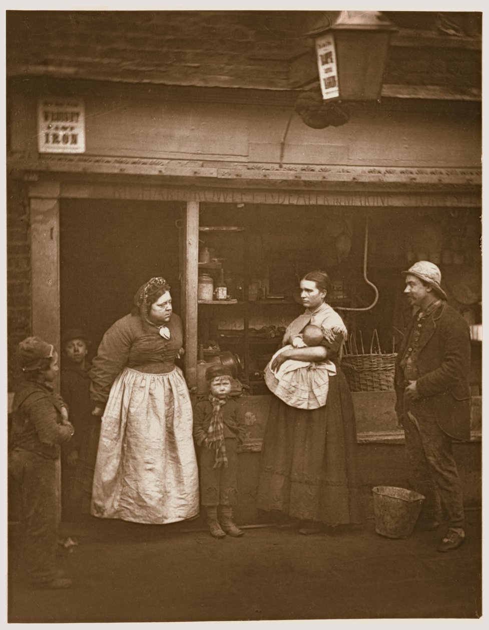 बाढ़ से पीड़ित, &39;स्ट्रीट लाइफ इन लंदन&39; से, एडोल्फ स्मिथ, 1877-78 (वुडबरीपे) द्वारा जॉन थॉमसन