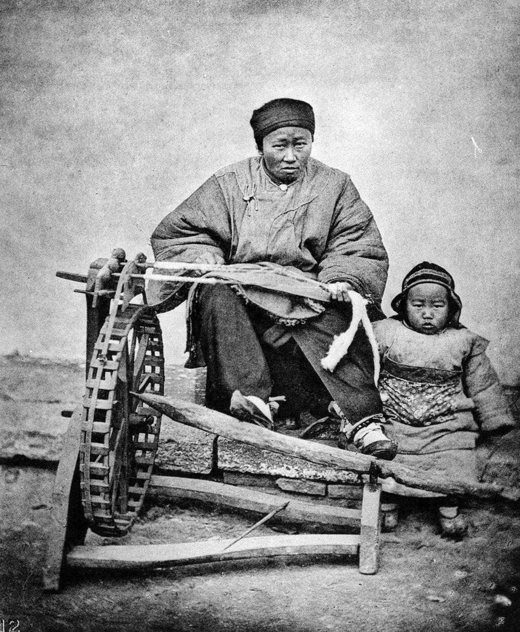 स्पिनिंग व्हील के साथ महिला और बच्चे, c.1870s द्वारा जॉन थॉमसन