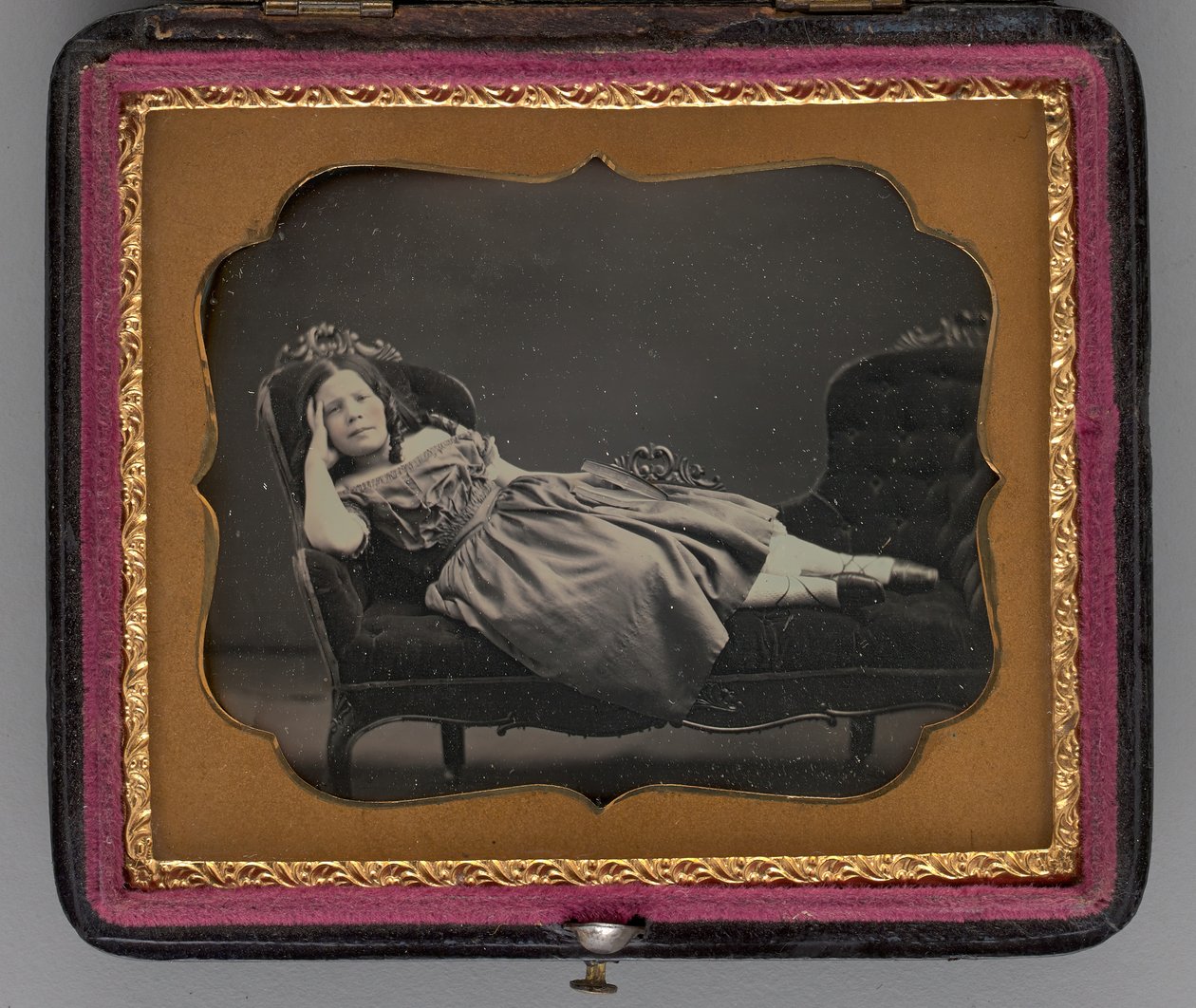 1855 में चेज़ लॉन्ग पर लेटी एक लड़की का शीर्षकहीन चित्र। द्वारा जॉन एडम्स व्हिपल