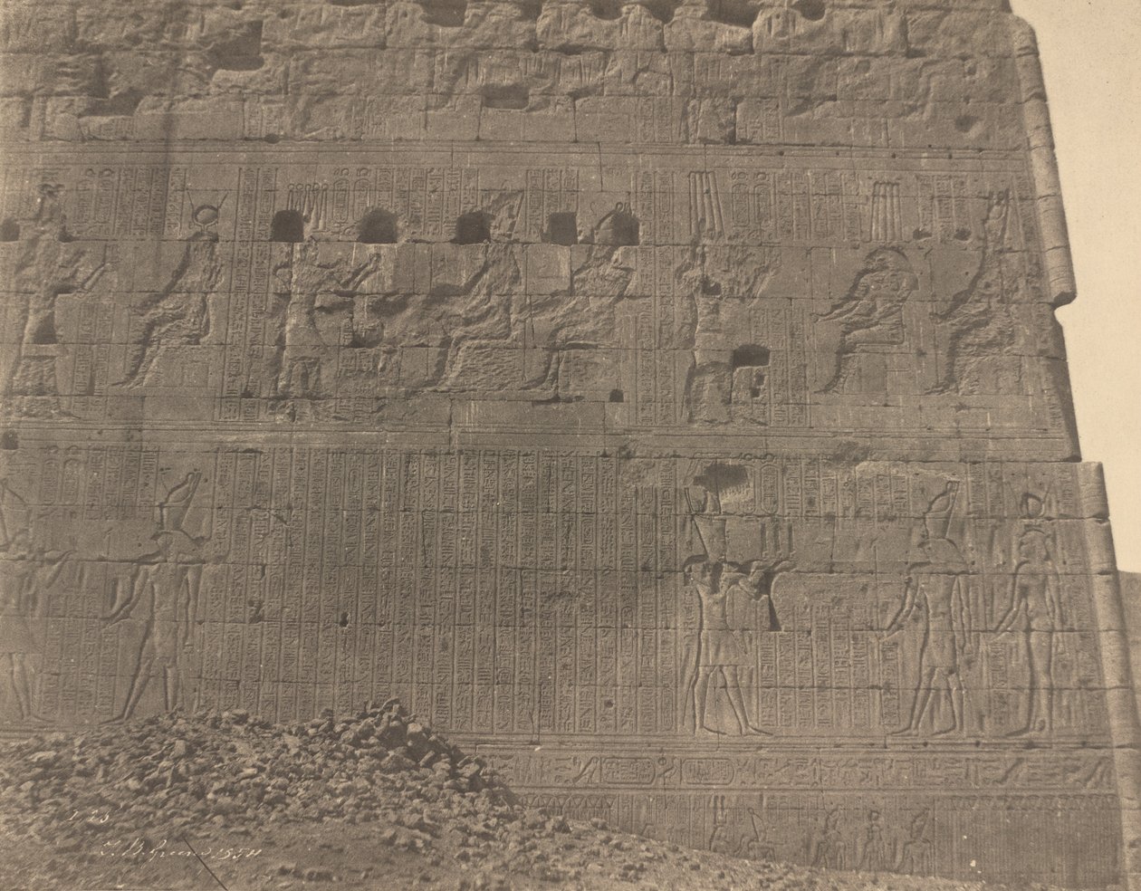 एडफू-स्कल्पचर्स एंड इंस्क्रिप्शन ऑन ओरिएंटल फेस, 1854। द्वारा जॉन बेस्ली ग्रीन