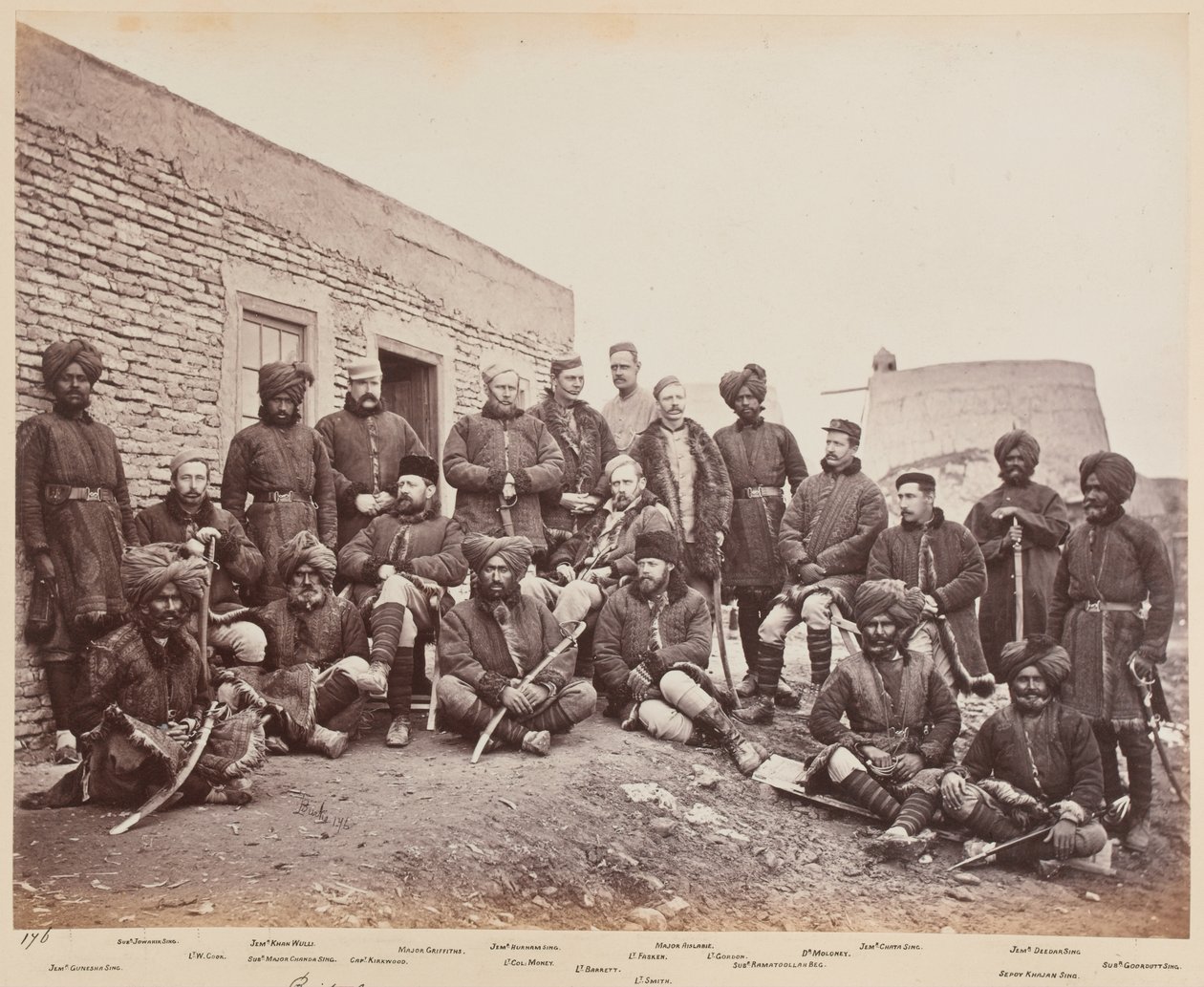 ब्रिटिश और मूल निवासी अधिकारी, 3 सिख, 1879 द्वारा जॉन बर्क