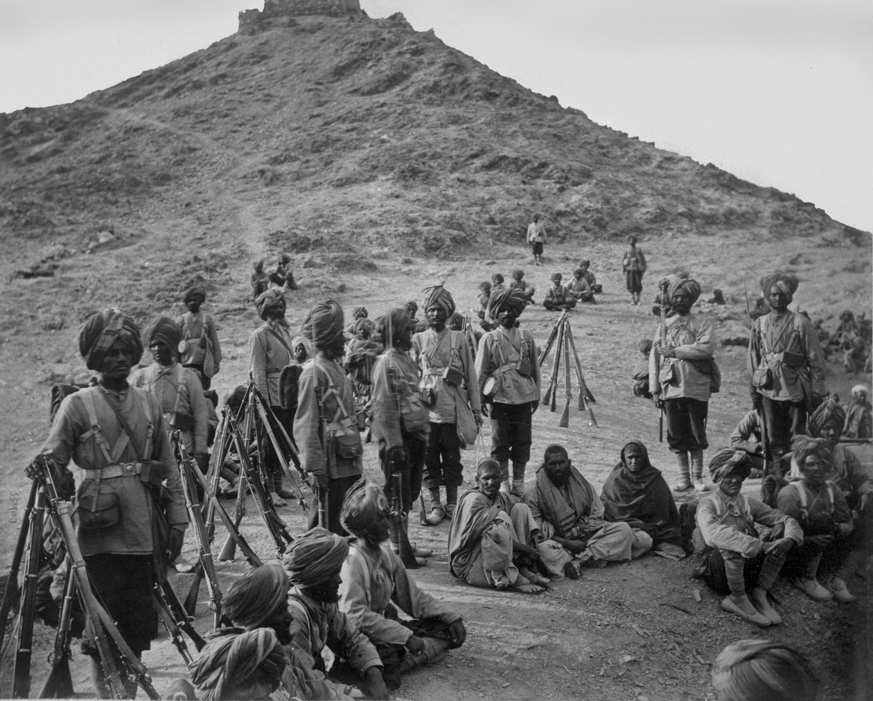 खुर्द खैबर पर 45 वीं मूल निवासी इन्फैंट्री के एस्कॉर्ट के साथ बासौली के कैदियों की हॉल्ट, 1878-79 द्वारा 
