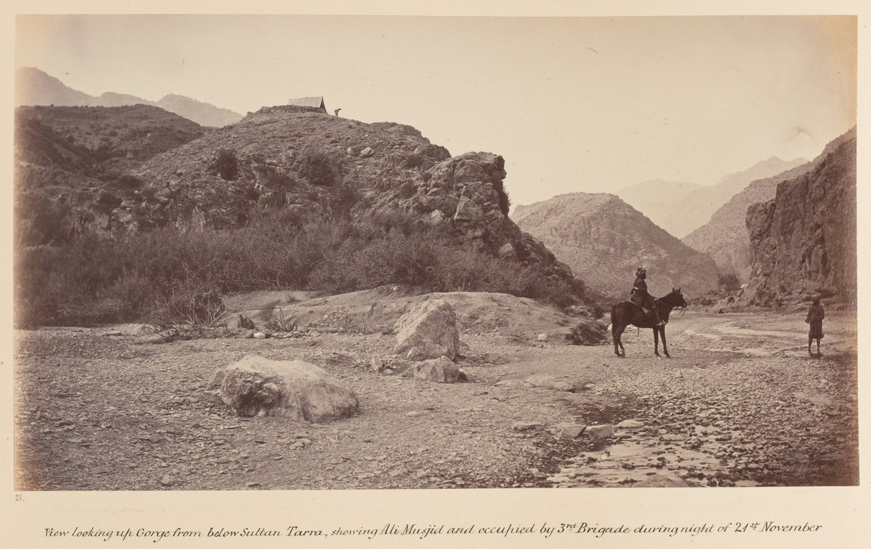 'सुल्तान तर्रा के नीचे से ऊपर की ओर देख रहे कण्ठ, अली मस्जिद को दिखाते हुए' द्वारा जॉन बर्क