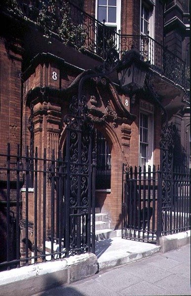 8 पैलेस गेट, 1873-75 में बनाया गया द्वारा जॉन जेम्स स्टीवेन्सन