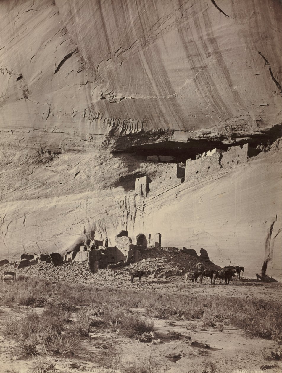 क्लिफ डवेलिंग्स के अवशेष, कानोन डे चेल्ली, एरिज़ोना, सी। 1879-1881। द्वारा जॉन के। हिलर्स