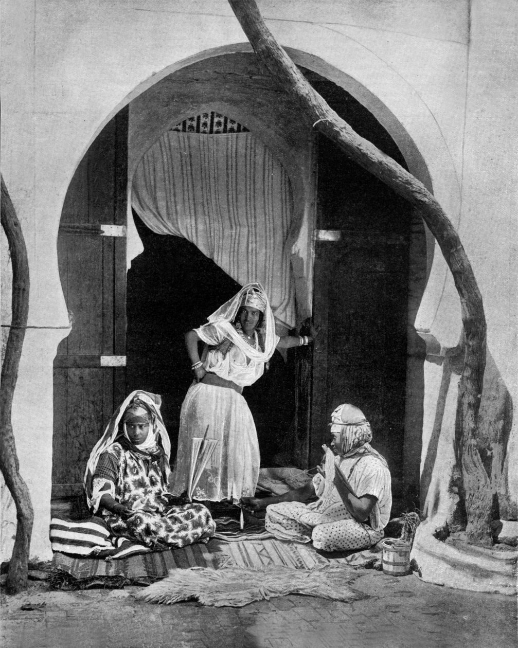 मूरिश महिला समूह, अल्जीरिया, जॉन लॉसन स्टोडर्ड द्वारा c.1890 फोटो (1850 1931) -शिकागो के लिए यात्री और सम्मेलन शैक्षिक प्रकाशन (बी/डब्ल्यू फोटो) द्वारा जॉन लॉसन स्टोडर्ड