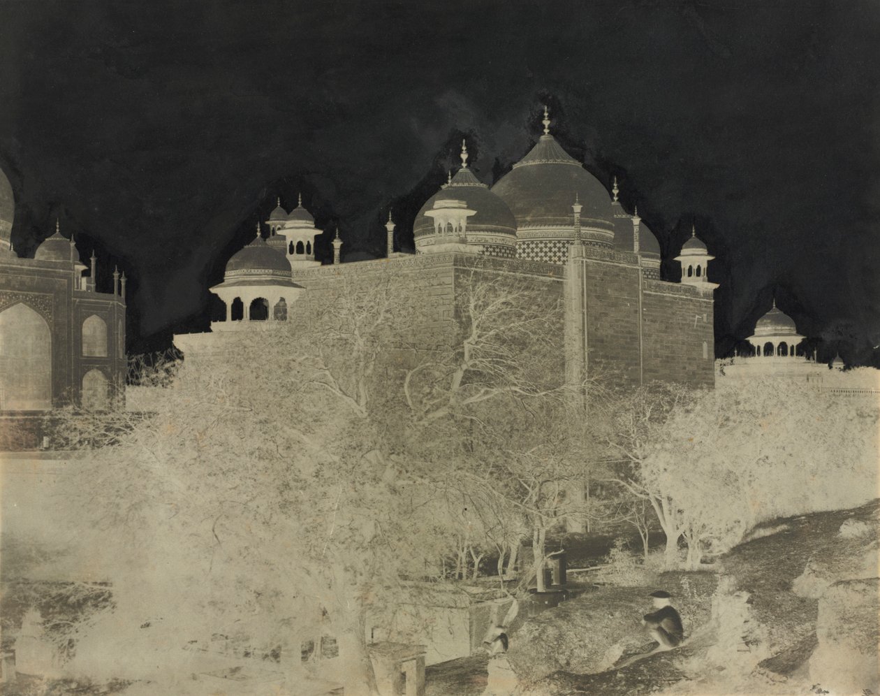 ताजमहल, चित्रा के साथ रेस्ट-हाउस का बैक व्यू, सी। 1858-1862। द्वारा जॉन मरे