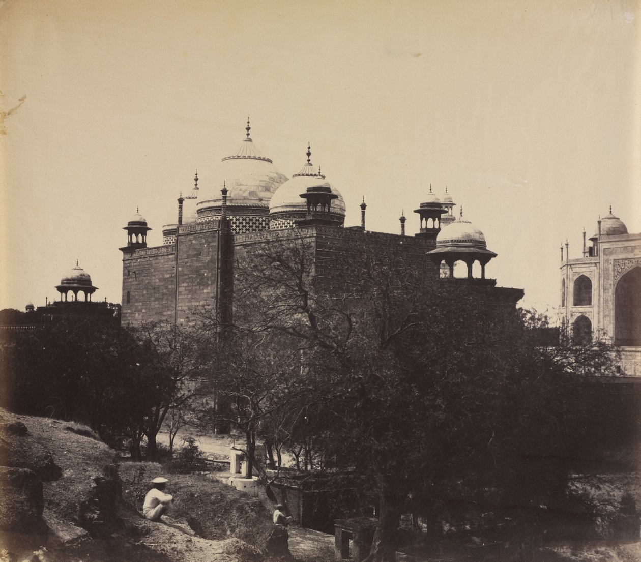 ताजमहल, रेस्ट-हाउस का बैक व्यू, चित्र के साथ, सी। 1858-1862। द्वारा जॉन मरे
