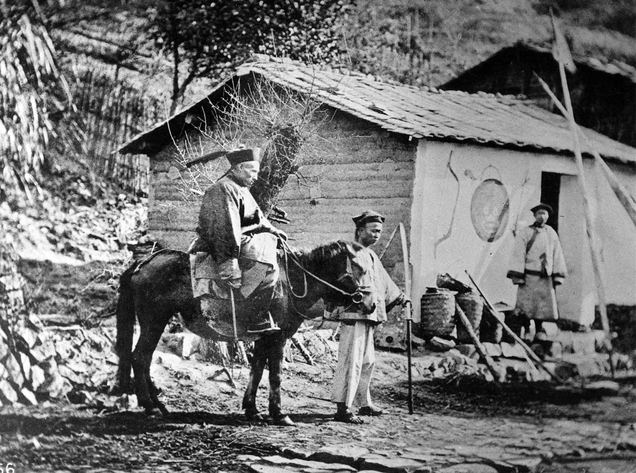 हॉर्सबैक पर एक सैन्य मंदारिन, c.1871 द्वारा जॉन थॉमसन